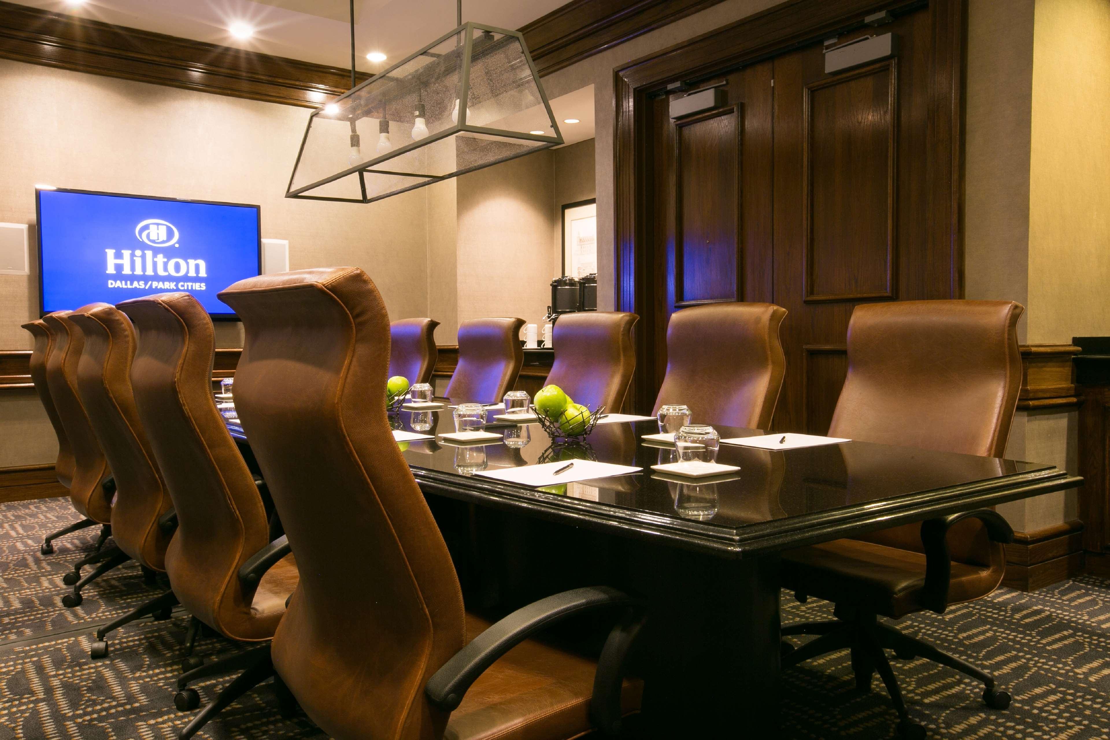 Hilton Dallas-Park Cities Екстериор снимка